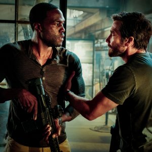 Ambulance: Jake Gyllenhaal e Yahya Abdul-Mateen II in una scena del film action