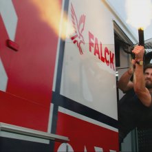 Ambulance: Jake Gyllenhaal mentre apre il fuoco con un mitragliatore contro la polizia