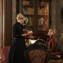 The Gilded Age: Christine Baranski e Louisa Jacobson in una scena della serie