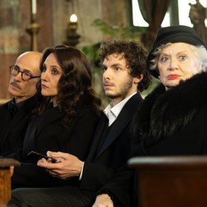 I cassamortari: Lucia Ocone, Gian Marco Tognazzi, Alessandro Sperduti e Giuliana Lojodice in in una scena del film