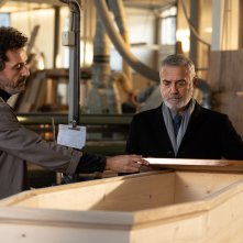 I cassamortari: Massimo Ghini durante una scena del film