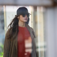 I cassamortari: Alice Benvenuti con occhiali da sole e cappellino