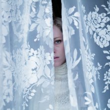 Spencer: Kristen Stewart sbircia da dietro una tenda