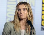 Betty Gilpin interpreterà una suora che combatte una AI in Mrs. Davis, serie di Damon Lindelof