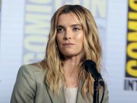 Betty Gilpin interpreterà una suora che combatte una AI in Mrs. Davis, serie di Damon Lindelof