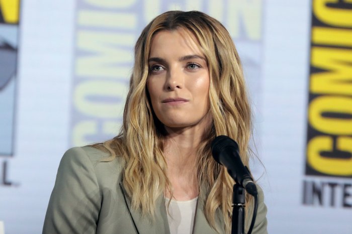 Betty Gilpin interpreterà una suora che combatte una AI in Mrs. Davis, serie di Damon Lindelof