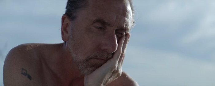 Sundown: il trailer italiano del film di Michel Franco con Tim Roth