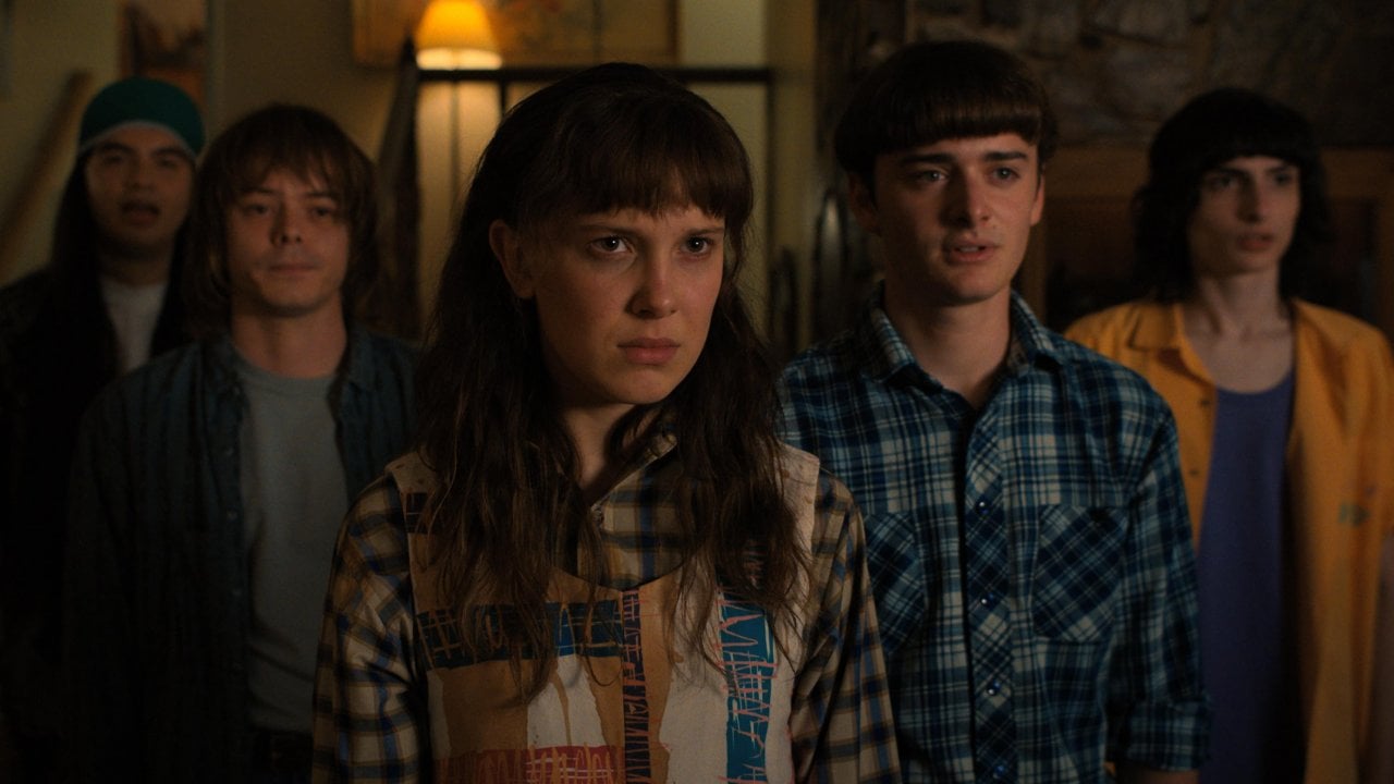 Millie Bobby Brown, Finn Wolfhard e  Noah Schnapp in una scena di Stranger Things