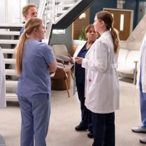 Grey's Anatomy 18: Ellen Pompeo in una scena del nono episodio, crossover con Station 19