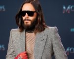 Jared Leto: guanti di pizzo e trasparenze sul red carpet di Morbius (FOTO)