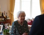 'La regina Elisabetta usa una sedia a rotelle e non vuole essere vista da nessuno', rivela Christopher Biggins