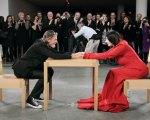 Marina Abramović raccoglie fondi per l'Ucraina con una performance unica: ecco come