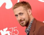 Barbie: Ryan Gosling con i capelli biondo platino di Ken nelle foto dal set