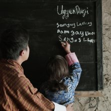 Lunana: Il villaggio alla fine del mondo, Sherab Dorji e Pem Zam in una scena