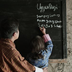 Lunana: Il villaggio alla fine del mondo, Sherab Dorji e Pem Zam in una scena