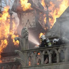 Notre-Dame in fiamme: i vigili del fuoco lottano contro l'incendio