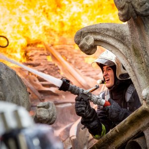 Notre-Dame in fiamme: una scena del film