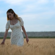 Una vita in fuga: Dylan Penn in mezzo a un campo di grano