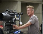 Sean Penn, il documentario sull'Ucraina e sul presidente Zelensky debutta alla 73esima Berlinale
