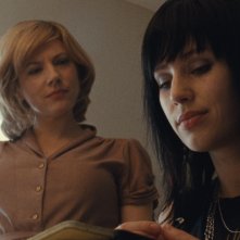 Una vita in fuga: Katheryn Winnick e Dylan Penn in una scena del film