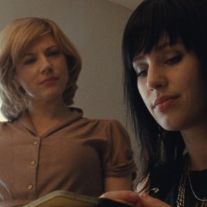 Una vita in fuga: Katheryn Winnick e Dylan Penn in una scena del film