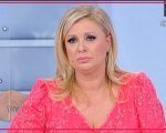 Uomini e Donne, Tina Cipollari esce dallo studio in lacrime “lascia stare mia madre” (video)