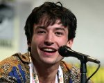Ezra Miller ha derubato e minacciato di uccidere una coppia: rischia un ordine restrittivo