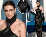 Oscar 2022: Julia Fox sfila con un abito inquietante e una borsa fatta di capelli umani (FOTO)