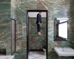 Maurizio Cattelan impiccato, l'installazione choc per la Milano art week 2022 (FOTO)