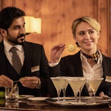 Nella Bolla: Vir Das e Maria Bakalova in una scena del film