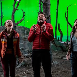 Nella Bolla: Pedro Pascal, Iris Apatow e Leslie Mann in una scena del film