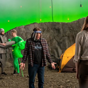 Nella Bolla: Fred Armisen e Karen Gillan di schiena in una scena del film