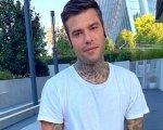 Fedez lascia l'ospedale accompagnato da Chiara Ferragni: “sto bene”