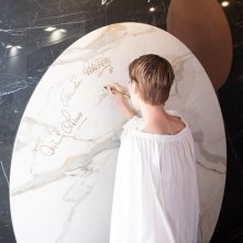 Lea Borniotto in una foto mentre firma il suo autografo