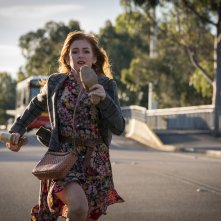 Wolf Like Me: Isla fisher in una scena