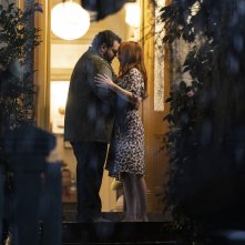 Wolf Like Me: Isla Fisher e Josh Gad in un'immagine