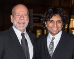 Bruce Willis, M. Night Shyamalan supporta il suo 'fratellone': 'Per me, sarai sempre un eroe!'