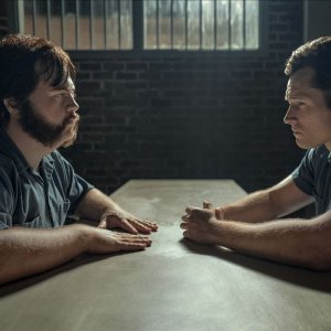 Black Bird: Taron Egerton e Paul Walter Hauser a colloquio
