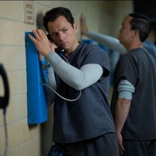 Black Bird: Taron Egerton fa una telefonata