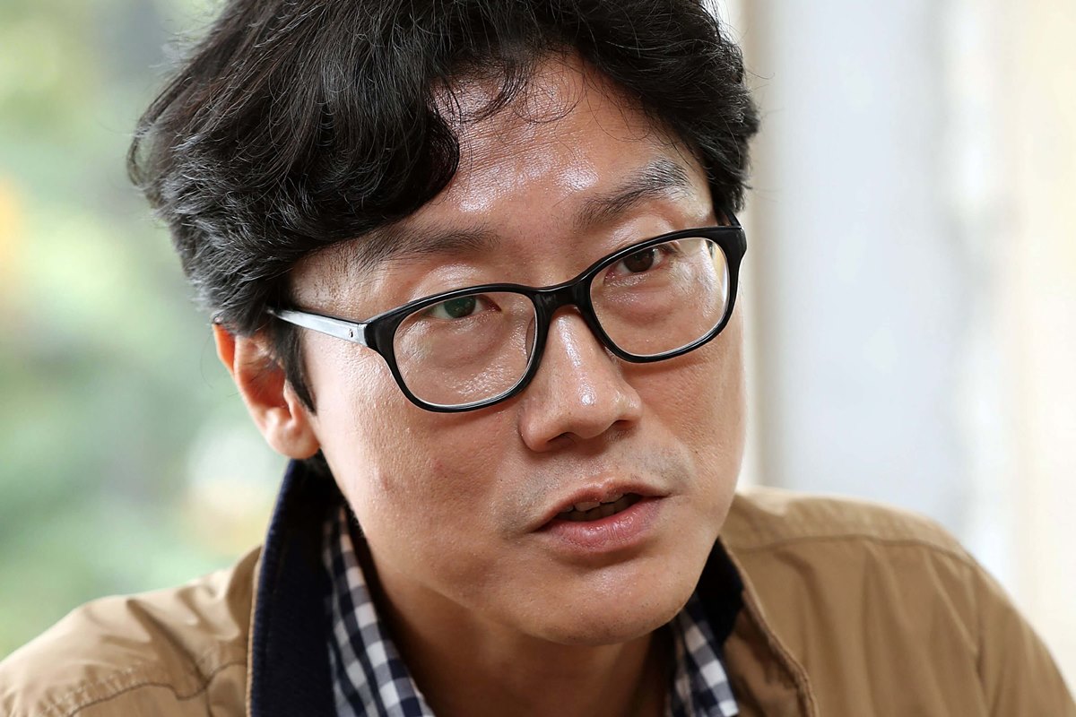 Il regista di Squid Game, Hwang Dong-hyuk, al lavoro sul film Killing