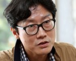 Il regista di Squid Game, Hwang Dong-hyuk, al lavoro sul film Killing Old People Club