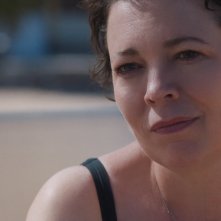 La figlia oscura: un primo piano di Olivia Colman