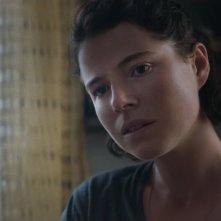 La figlia oscura: Jessie Buckley in una scena