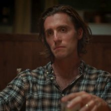 La figlia oscura: Jack Farthing in una scena