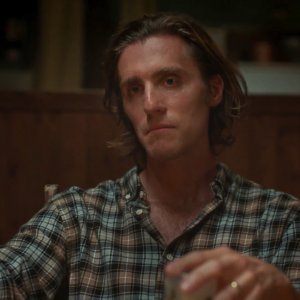 La figlia oscura: Jack Farthing in una scena