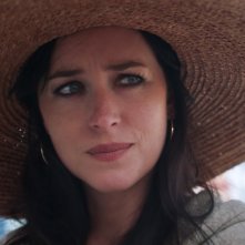 La figlia oscura: Dakota Johnson in un primo piano