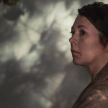 La figlia oscura: Olivia Colman durante una scena