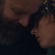 La figlia oscura: Peter Sarsgaard, Jessie Buckley in una scena