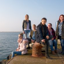 Tra due mondi: il cast in una scena del film