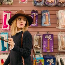 Guida sexy per brave ragazze: Lucy Hale in una scena del film mentre si trova in un sexy shop